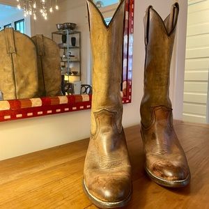 Mens vintage Frye cowboy boots. Beautiful patina. Mens size 8 (women’s size 9.5)